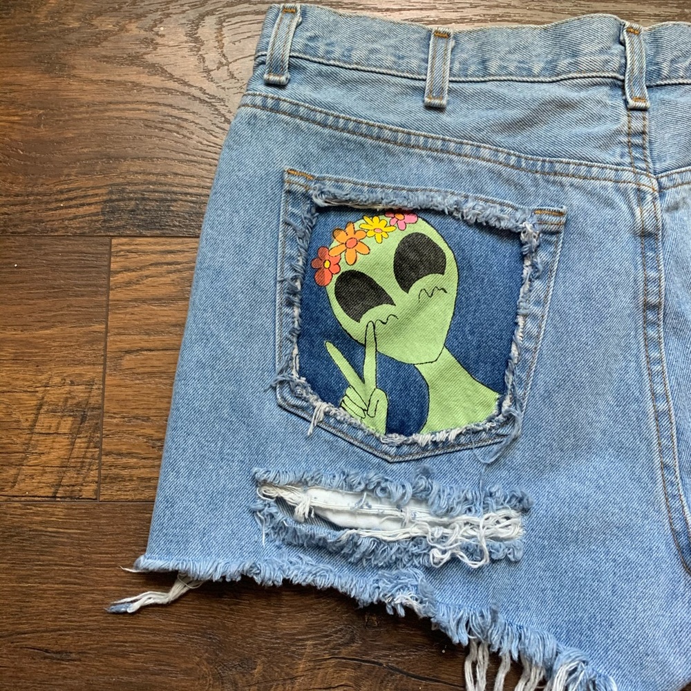 Custom Hand Painted Distressed Shorts Alien 👽